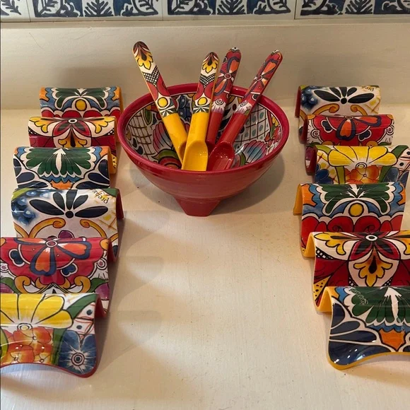 Cinco de Mayo Taco set! 4 taco holders 1 bowl 4 spoons. By Prepara’ - Picture 2 of 16